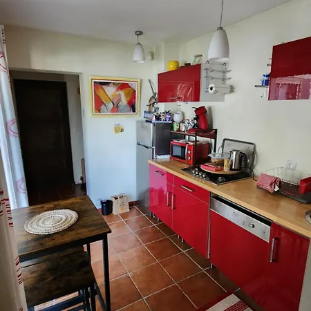 L'escale - Private Bed, Shower & Kitchen Kwatera prywatna *